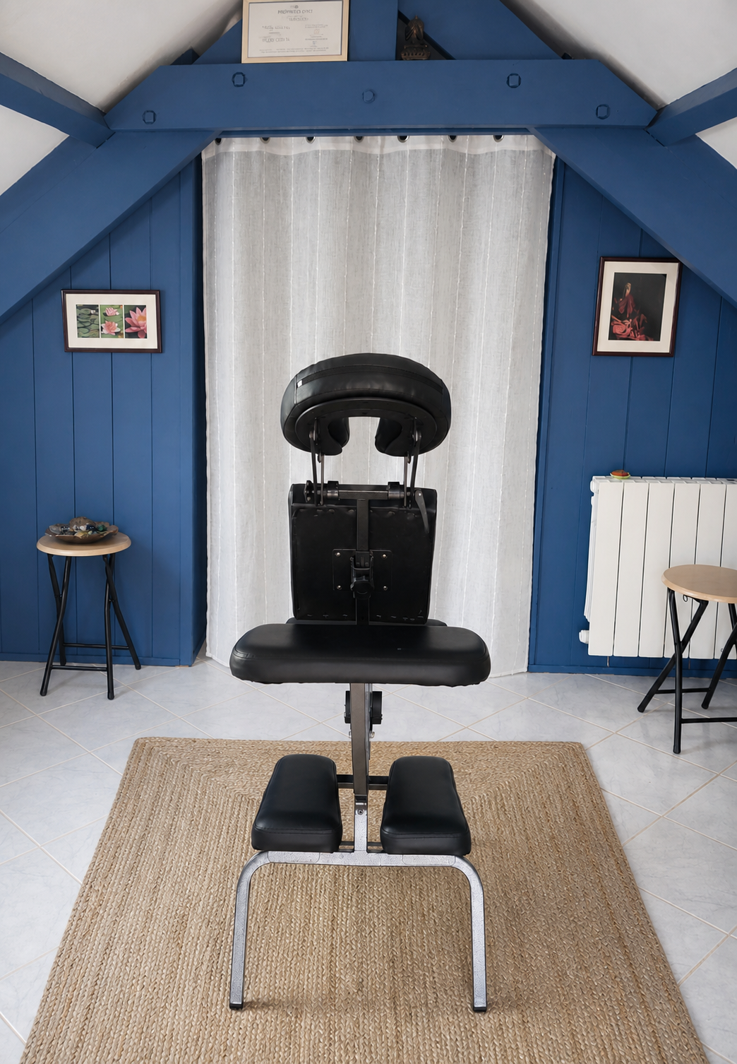 Intérieur de l'Espace M avec chaise ergonomique pour massage AMMA assis à Denée